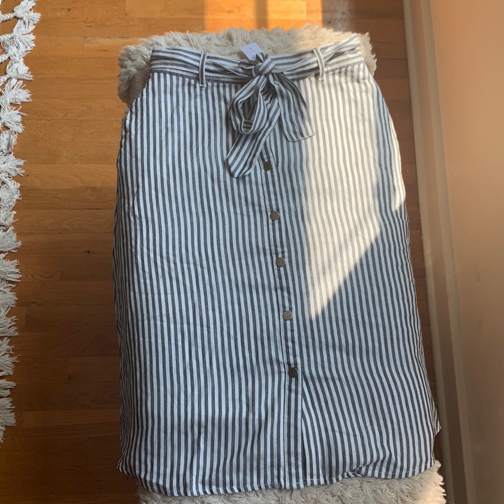 Ann Taylor Loft Mid-Length White and Grey/Blue Skirt